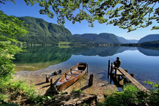 Iz Bohinjskega jezera očividci reševali nesrečno padalko, ki je zasilno pristala