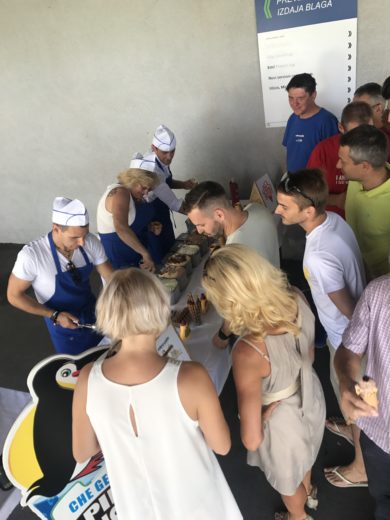 FOTO: Zaposlene ohladili s sladoledom