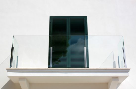 Mladoletna oseba padla čez balkon, izkazalo se je, da že dan prej