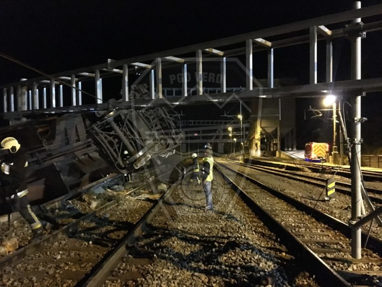 FOTO: Vlak iztiril v bližini postaje Verd