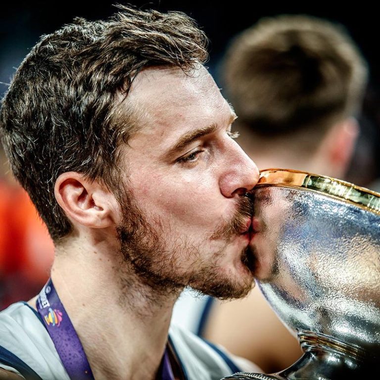 Srbski mediji  navdušeni nad Dragićem: Srb razbil Srbe