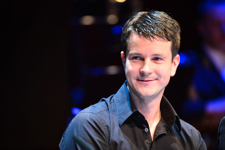 Boštjan Romih priklenjen na posteljo