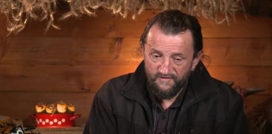 Brez milosti: Ostra voditeljica grdo odslovila poškodovanega kmeta