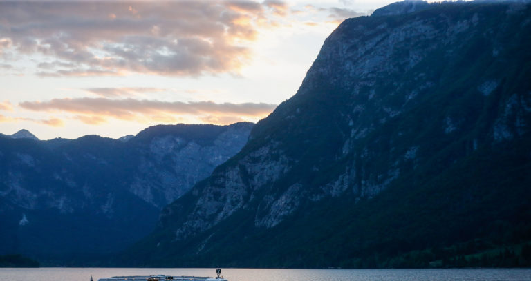 Smrt v hribih nad Bohinjskim jezerom: zdrsnila je ustrezno opremljena