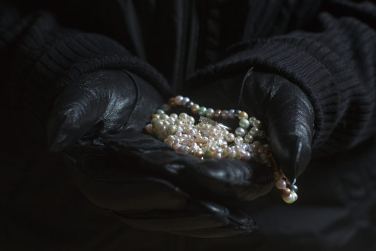 Okradla sta ga pod pretvezo, da jima pokaže daljnovod