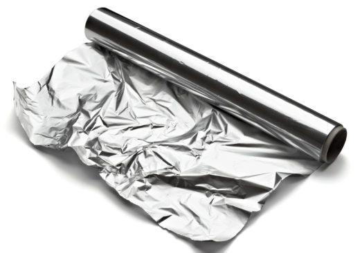 Zakaj je aluminijasta folija na eni strani sijoča, na drugi pa ne?