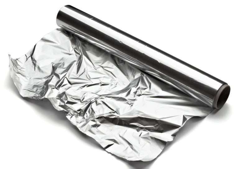 Zakaj je aluminijasta folija na eni strani sijoča, na drugi pa ne?