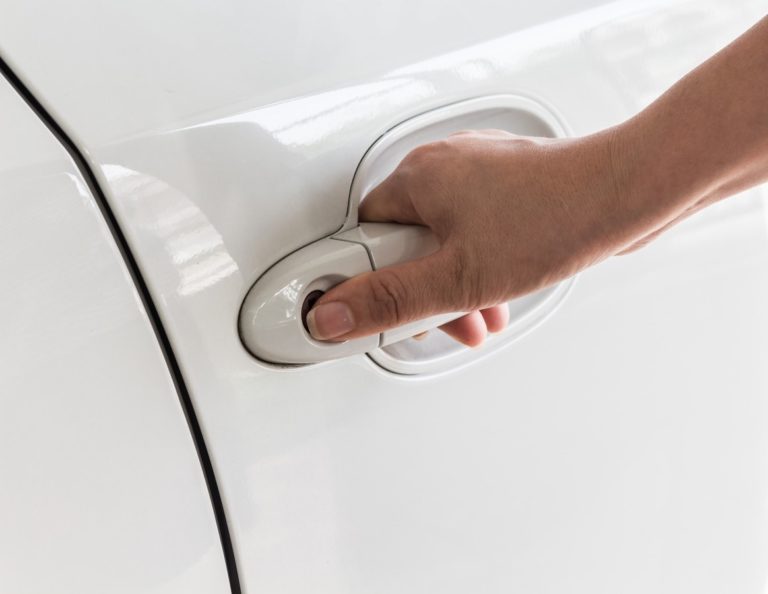 VIDEO: Kako odkleniti avto, če vam ključ ostane notri?