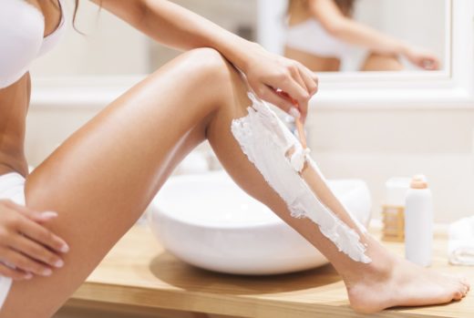 Zakaj se nam po britju nog pojavljajo rdeče pike?