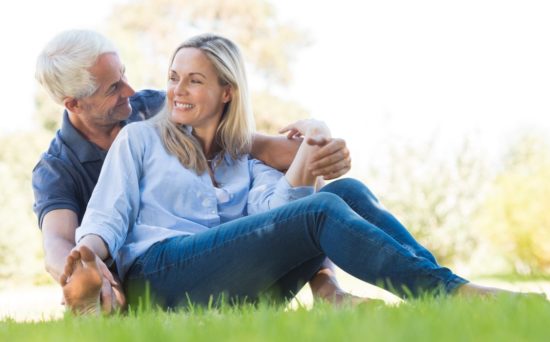 Noro! Poglejte, koliko je starejši par stalo deset minut “masaže”