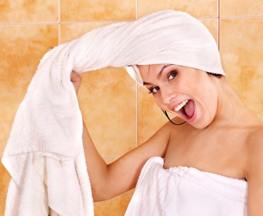Trije razlogi zaradi katerih nikoli več ne boste legle spat z mokrimi lasmi