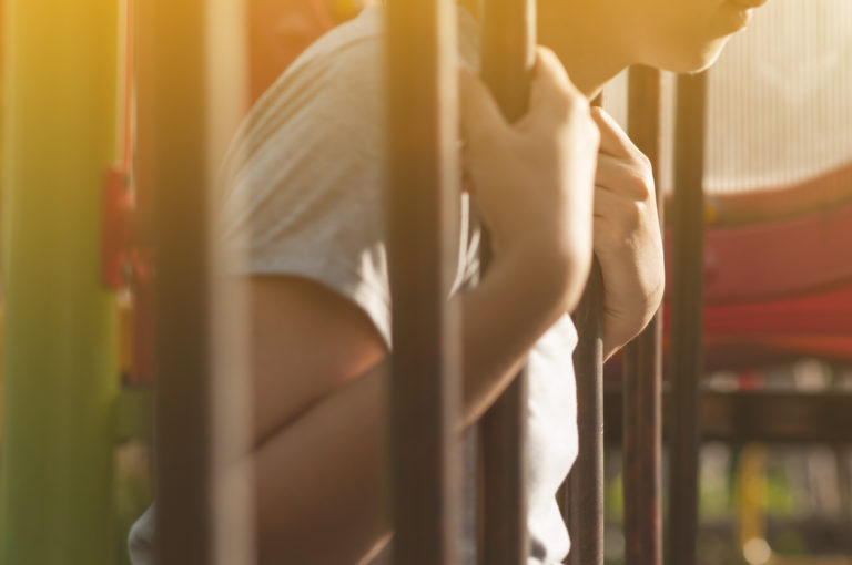 Ostal ujet v otroški gugalnici