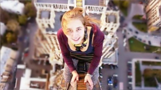 Najstnici za dober selfie splezali na streho novomeške OŠ