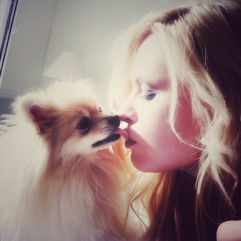 Našo zvezdnico njen kužek zasul s poljubčki