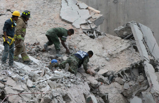 Potres v Mehiki zahteval najmanj 226 življenj, mrtvih kar 20 otrok, številni pogrešani