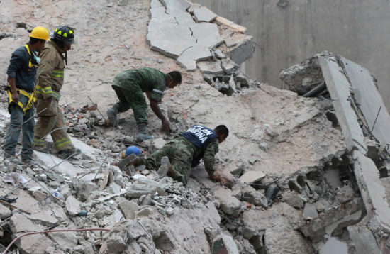 Potres v Mehiki zahteval najmanj 226 življenj, mrtvih kar 20 otrok, številni pogrešani