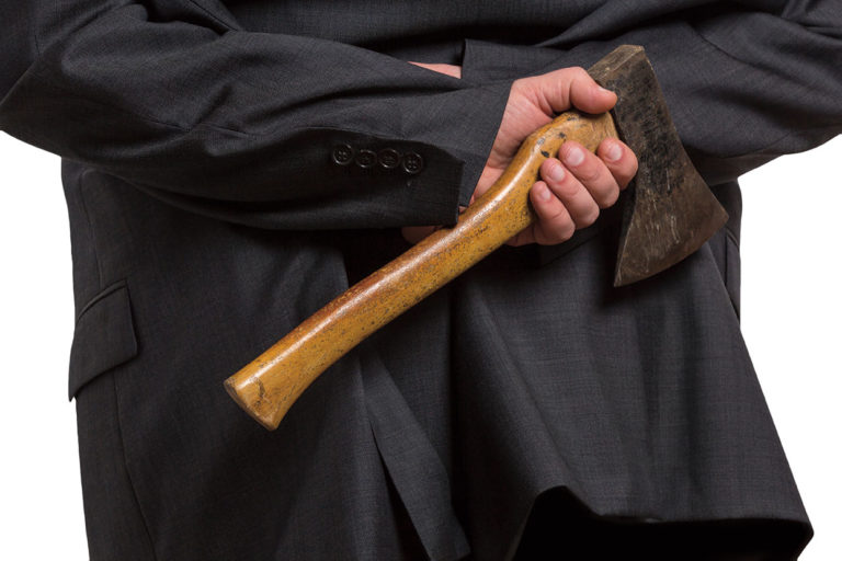 Med SORODNIKI tekla kri, 26-letnik je vzel sekiro