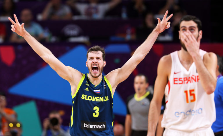 Fantastično! Slovenski košarkarji premagali evropske prvake Špance in se uvrstili v finale!