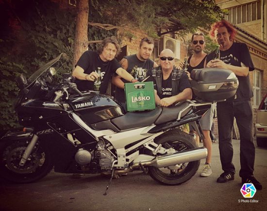 Žalostno: Za vedno zaspal pevec The Drinkersov Kolly