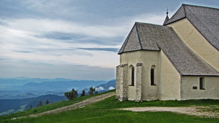 Pohodnik na Koroškem utrpel poškodbe glave