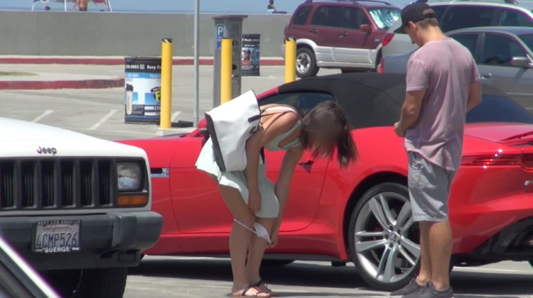 VIDEO za 18+: Pred popolnim neznancem slekle spodnje hlačke