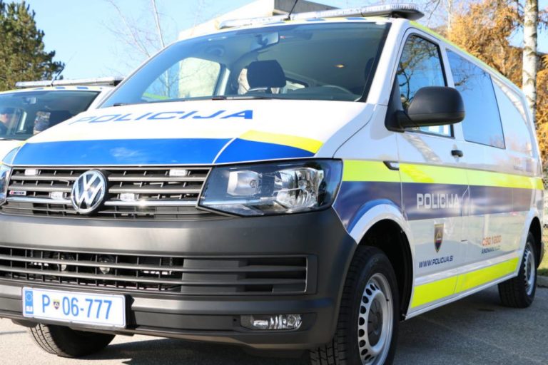 Voznik tovornjaka na cesto zadet s kokainom