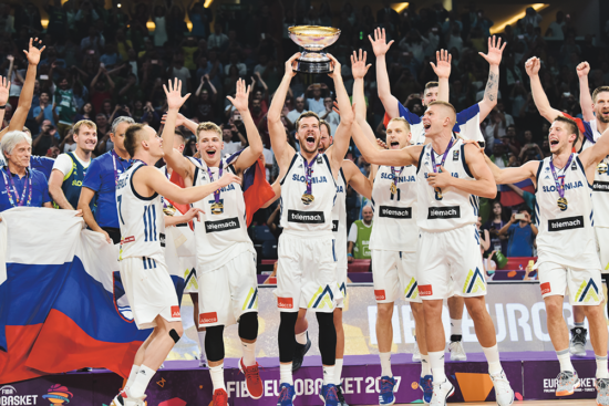 Za zlate košarkarje 50.000, za ministrico 26.000