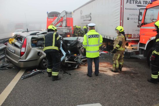 Drama na avtocesti: Vozilo na streho