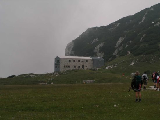 RAZKRITO, ZAKAJ JE POGOREL KOCBEKOV DOM Mama je bila prepričana, da prekuhava vodo