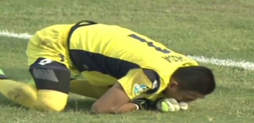 VIDEO: Legendarni vratar umrl sredi tekme