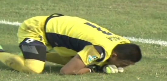 VIDEO: Legendarni vratar umrl sredi tekme