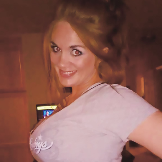 Postrelila jih je med trojčkom