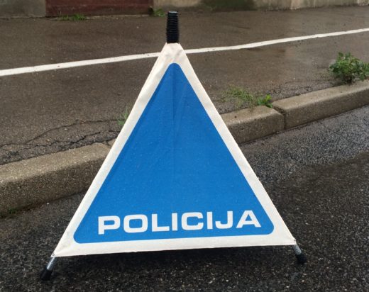 Policija išče očividce: Voznik belega Volkswagna zbil 12-letnika in odpeljal naprej