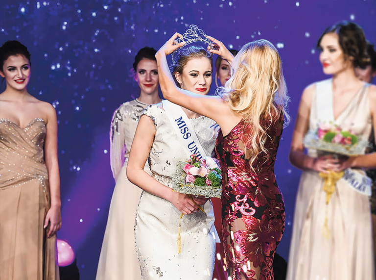 ENA MISICA, DRUGA V BORBI S KILAMI Okronali so jo za miss, ona pa je pustila službo