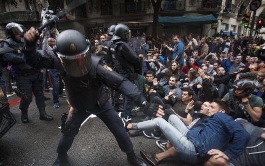 VIDEO: Krvavi referendum v Kataloniji: scene policijske brutalnosti obšle svet
