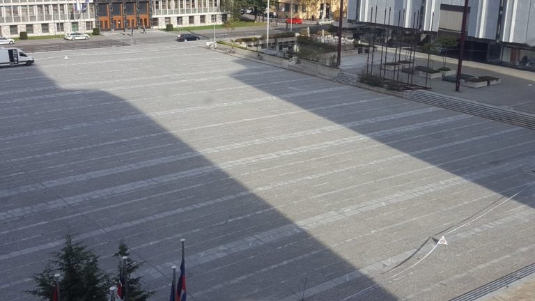 PO TRGU REPUBLIKE LETELA OBLAČILA Razstrelili so bombo