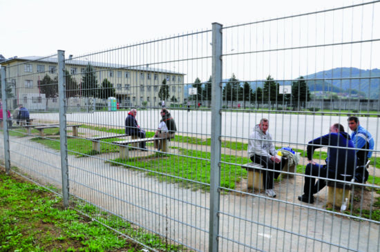 Varnostni fiasko na Dobu: Iz kamiona skočil človek