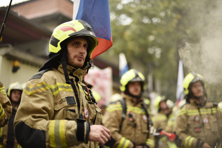 Poškodovano steklo ogrožalo kupce, posredovala je gasilska brigada