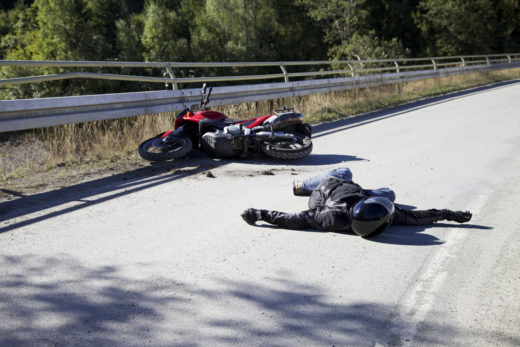 Ob 19.57 na cestišču negiben obležal motorist