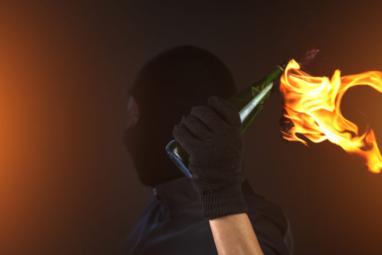 Na Metelkovi napadel z molotovkama, pretepli so ga neznanci