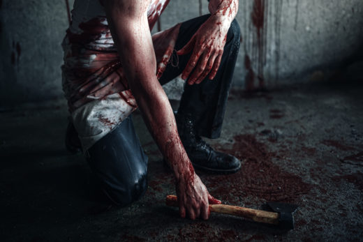 Najstnik s sekiro nad več ljudi