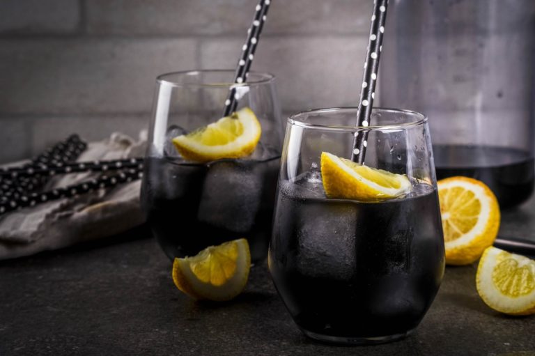 Ženske norijo za črno limonado, ki pomlaja kožo