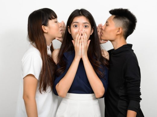 Če želite, da vam nekdo naredi uslugo, mu zašepetajte na desno uho!