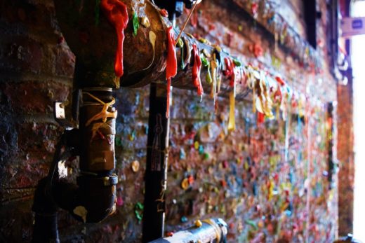 Najbolj “ogabna” turistična destinacija na svetu: Zid prekrit z žvečilkami