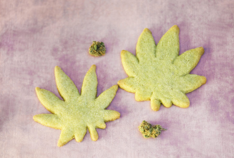 To pa je predrznost! Drogo imel kar v vrečki z napisom “Cannabis Cookies”