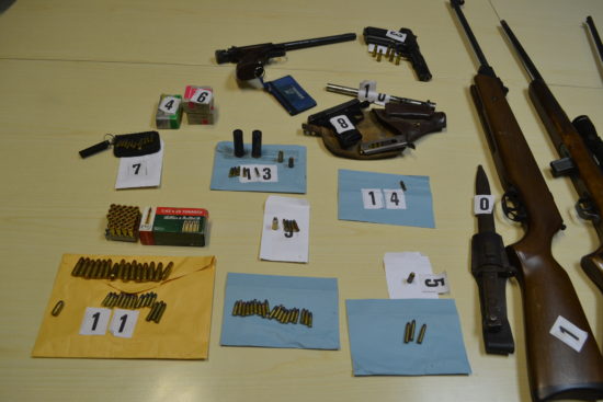 Poglejte, kakšen arzenal orožja je imel 69-letnik doma!