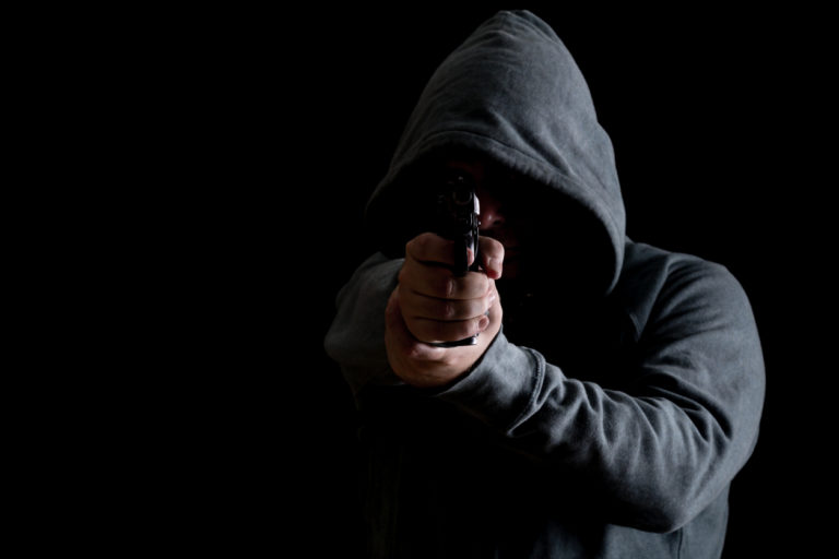 Kot iz grozljivke: Zamaskiranci napadli poštnega uslužbenca, ga z udarcem onesposobili in okradli