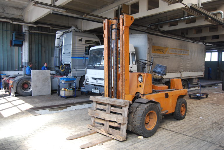 Trčil v stoječega viličarja, sedaj je je huje poškodovan! Nadaljuje se zbiranje sumov kaznivega dejanja