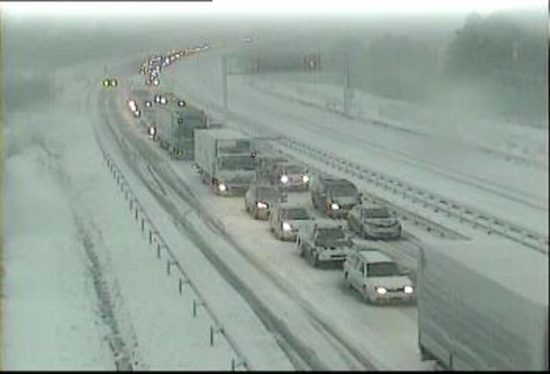 VIDEO: SNEŽNI KAOS V SLOVENIJI! Avtocesta zaprta, hiše zalite, drevesa so podrta