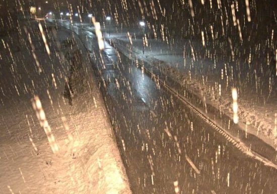 SLOVENIJO BO POKRILA SNEŽNA ODEJA Sneg ponekod že zapira cesto, opozarjajo na poledico